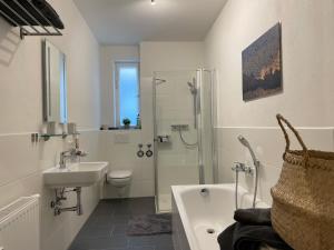 施塔特韦伦Haus Felsenpost的浴室配有盥洗盆、卫生间和淋浴。