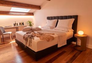 拉默齐亚泰尔默Relais - Palazzo Greco Stella的一间卧室配有一张大床和一张书桌