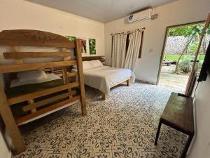米卡Costeño River Minca的一间带两张双层床的卧室和一间带窗户的卧室