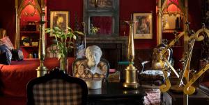 爱丁堡魔力城堡酒店的客厅配有一张床和一张桌子上的一盏小板