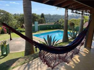 圣罗克Chácara Restinga Verde - São Roque / SP的一个带游泳池的房子的吊床