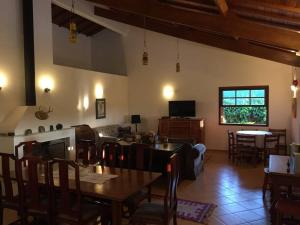 圣罗克Chácara Restinga Verde - São Roque / SP的客厅配有桌椅和沙发