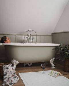 希普顿－安德威奇伍德天鹅旅馆的躺在浴缸里的女人