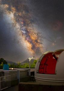 ErbajoloGîtes et Astrotourisme en Corse的星空之夜,屋顶上有一个天文台