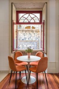 波尔图Discovery | Porto-Flores的窗户客房内的桌椅