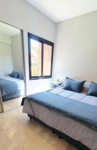 耶尔瓦布埃纳Buena vista PB - Bon Repos的一间卧室设有两张床和窗户。