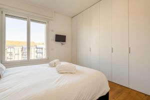 米兰LUVI - Campania的白色卧室配有一张大床和毛巾