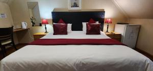 克尼斯纳礁湖别墅的卧室配有带红色枕头的大型白色床
