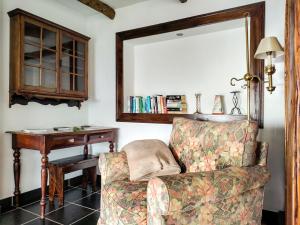 阿科达卡列塔Calhau Grande的一间带椅子、桌子和镜子的房间