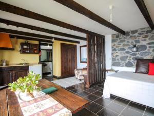 阿科达卡列塔Calhau Grande的一间带床和厨房的客厅