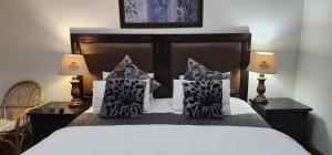 克尼斯纳礁湖别墅的一间卧室配有一张带黑白枕头的床
