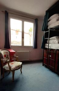 图卢兹Hostel Toulouse Wilson的一间卧室配有椅子、床和窗户