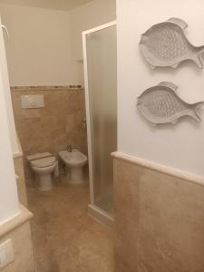 蓬扎Piccolo Hotel Luisa的浴室配有卫生间和墙上的鱼。