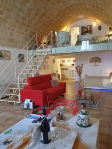 马泰拉Il Risveglio nei Sassi的一间带红色沙发的客厅和楼梯