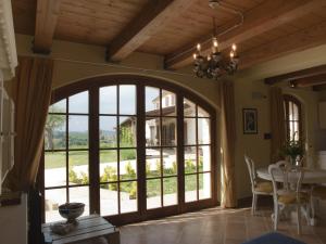 雷卡纳蒂太阳之地农家乐的一间带大窗户和桌子的用餐室