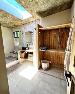 圣塔芭芭拉-山美纳CASAS LEON Casita de playa #2的客房内设有带水槽和卫生间的浴室