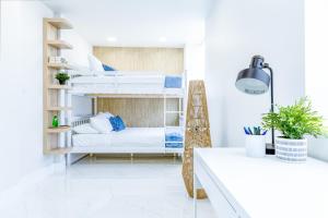 迈阿密Serenity Lodge Condo的客房设有双层床和书桌。