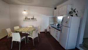 波萨达斯Casa para 6 y 1 garaje - Yerutí的厨房配有桌子和白色冰箱。