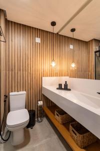 里约热内卢Estúdio sofisticado no Flamengo - CZL505 Z5的浴室配有白色卫生间和盥洗盆。