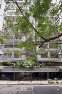 里约热内卢Estúdio sofisticado no Flamengo - CZL505 Z5的前面有植物的建筑