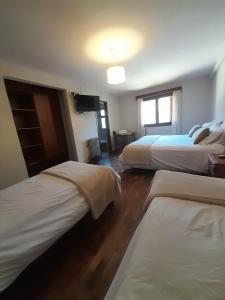 坎伯雷塔拉斯卡斯卡达斯酒店的酒店客房设有两张床和电视。