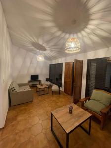 卢汉德库约Quinta Don Benito - Chacras de Coria-的客厅配有沙发和桌子