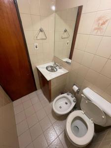 卢汉德库约Quinta Don Benito - Chacras de Coria-的一间带卫生间和水槽的浴室