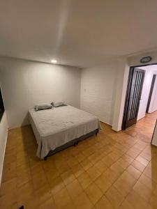 卢汉德库约Quinta Don Benito - Chacras de Coria-的一间白色客房内的床铺卧室