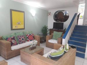 赛姆HERMOSA CASA PARA 13 PERSONAS EN CASABLANCA, ECUADOR的客厅设有两张沙发和一个楼梯