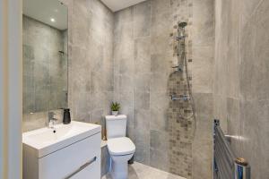 福克斯通Channel View by Bloom Stays的浴室配有卫生间、盥洗盆和淋浴。