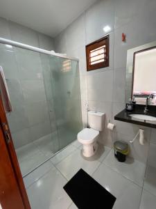 São Gonçalo do AmarantePousada MKC的浴室配有卫生间、淋浴和盥洗盆。