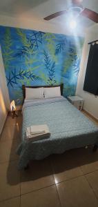戈亚斯州上帕莱索Pousada Sertão的一间卧室配有一张蓝色墙壁的床