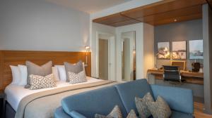 伦敦Clayton Hotel London Wall的酒店客房,配有床和蓝色的沙发