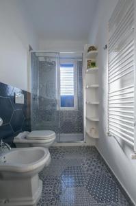 圣玛格丽塔-利古雷CasaViva - Blue Penthouse with parking in Santa M的一间带卫生间和玻璃淋浴间的浴室