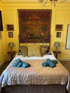 伊尔克利Chez Vivienne的一间卧室配有一张大床和两个蓝色枕头
