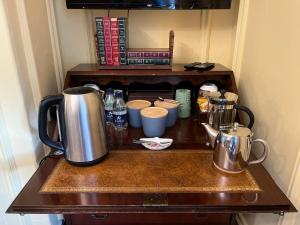 伊尔克利Chez Vivienne的柜台上放着两个咖啡壶和杯子