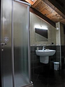 波雷塔泰尔梅RB Della Torre的带淋浴和盥洗盆的浴室