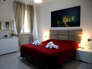波雷塔泰尔梅RB Della Torre的卧室里红色床上的2条小猫毛巾