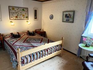 门斯特罗斯Cozy cottage on Okno near nature的一间卧室配有床,床上装有被子