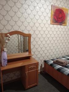 基辅DESYATINNAYA Hostel的一间卧室配有梳妆台和镜子