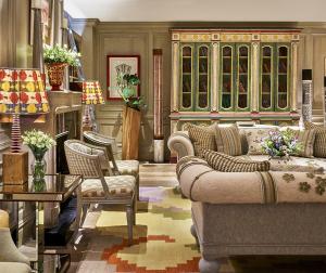 伦敦索霍菲尔姆戴尔酒店的带沙发和椅子的客厅以及壁炉