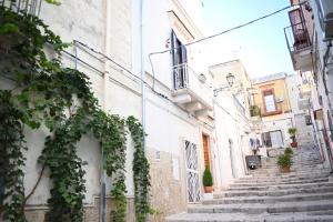 卡诺萨迪普利亚Faliero Room的老城区的小巷,设有楼梯