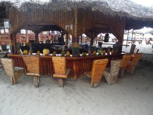 通苏帕Departamento 4 habitaciones 12 personas vista al mar 8vo piso Playa Almendro的一间带桌椅和茅草屋顶的餐厅
