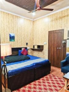BahādurgarhMetroview rooms & hotel的一间卧室配有一张床和吊扇
