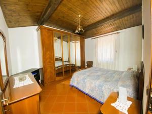 博尔戈阿莫扎诺La casa del Mike的一间卧室设有一张床和木制天花板
