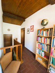 博尔戈阿莫扎诺La casa del Mike的客厅设有书架,书架上摆放着书籍