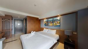 巴吞他尼PP@Hotel Rangsit的卧室配有一张白色大床