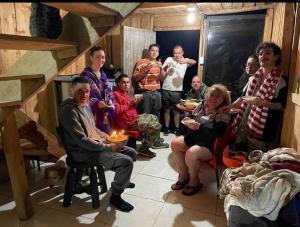 贾丁Cabaña y temazcal Mastai的一群人坐在一个房间里吃点东西