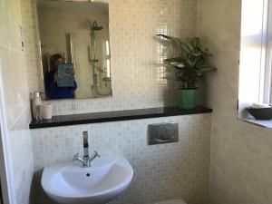 布里斯托A place to stay in Stoke Gifford的一位女性拍着带水槽的浴室的照片