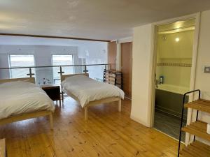 诺丁汉City Centre duplex 3rooms apartment with parking的客房设有两张床和浴缸。